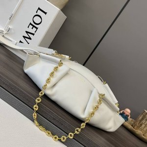 家新款小号牛皮革带链条Paseo手袋 做工精致廓形简洁优雅，带来了柔软和超轻盈的独特复褶构造这款链条提手版本采用闪亮纳帕牛皮革制成，并配有额外的皮革带子。手拿或
