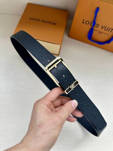 特 3.4宽 Vendome 压花腰带以光滑皮革勾勒流畅线条，流露沉稳商务格调。金属搭扣闪烁莹润光泽，Lv 字母铭纹标注品牌身份。