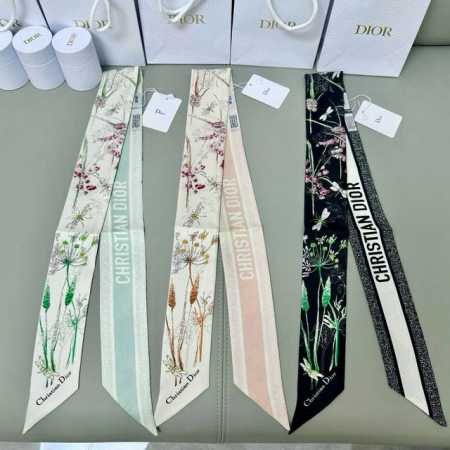 Dior迪奥Twilly丝巾，花丛蜻蜓 款式经典，造型修长，两端尖角设计，背面饰以对比鲜明的Christian Dior标志条形图案。 上身效果非常赞！随意一搭 - 点击图像关闭