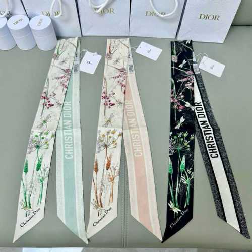 Dior迪奥Twilly丝巾，花丛蜻蜓 款式经典，造型修长，两端尖角设计，背面饰以对比鲜明的Christian Dior标志条形图案。 上身效果非常赞！随意一搭
