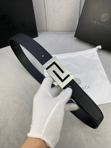宽度3.5Cm Versace范思哲此款柔软的手掌纹皮底皮带饰有一个几何形状的希腊回纹别扣，既时尚又优雅。
