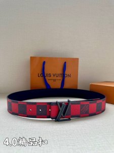 4.0宽 本款 Lv Initiales 双面腰带瞩目亮相路易威登 春夏男装秀场，以鲜明 Damier pop 帆布和内敛牛皮革巧妙分饰两面，点缀 Lv 字母搭