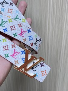 特 0当季新款，3.0Mm，白彩 另一面进口树高底，做工精细，时尚，美观大方。搭配精品扣。