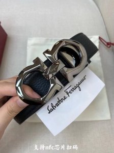 特 P160 配全套包装礼盒 男款 菲拉格慕。宽度3.5Cm 双面皮带，牛皮材质，风格现代，为日常造型增姿添彩。该皮带可调节，且能根据需要剪裁，达到修身效果！