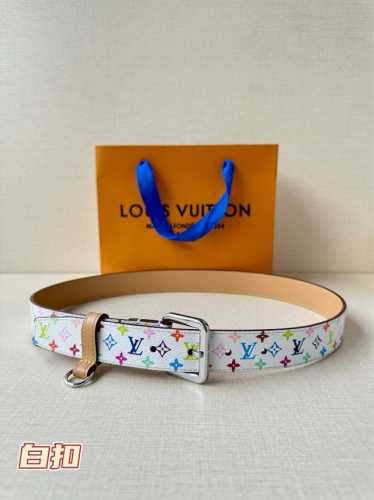 3.0宽 Lv X Tm Lv D环腰带以其时尚的魅力增强了各种轮廓。这款配饰属于路易威登与有影响力的日本艺术家Takashi Murakami的合作，他的Mo