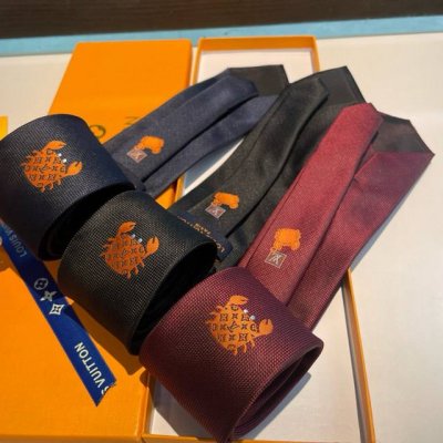 Lv Crab 桑蚕丝领带浸染深邃色调，于醒目海滩动物刺绣融入标志性 Monogram 图案，为华美设计注入盎然意趣。 7 X 148 厘米 高 X 长度 10