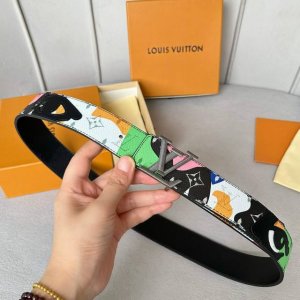 原版包裝 L0Uis Vuitt0N 專櫃最新升級版本 寬度40毫米 精湛工藝定制帆布面料襯托進口小牛皮底 搭配精鋼字母搭扣 與腰帶相呼應 雙面用 經典百搭款！