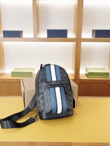 蔻驰 官网同步 高版本 胸包 永恒不过时的标志性产品 纯原单牛皮 顶级五金制作 非市面普通版本 今年Coach最爱的款式 全部实拍 实用性非常高 完全不用担心穿