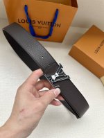 本款 Damier Lv 40 毫米双面腰带做工精良，风格经典。深色牛皮革皮带与 Lv 字母搭扣优雅相称，与精心镂刻的英字母气质优雅，可双面使用，轻松搭配您钟爱