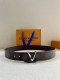 4.0宽 Lv Dimension 双面腰带以含蓄格调点亮日常风尚，彰显 Pharrell Williams 的设计巧思。Damier Heritage 饰带结