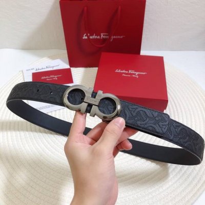 特 ：配送专柜全套礼盒包装。 品牌:菲拉格慕 尺寸:34Mm 正品尺寸 五金材质:专柜精品铜扣，真空电镀，工艺精细 带身材质:天然双面头层专柜压花纹牛皮、质感超