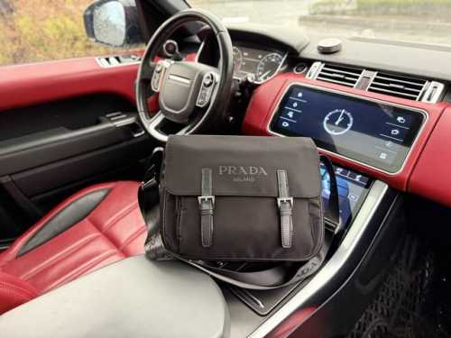 高端货 最新款 “ Prada ”普拉达单肩包普拉达邮差包手提斜挎包 字母Logo徽标可调节肩带Saffiano皮革邮差包单肩斜挎包 男款 黑色 尼龙和Saff