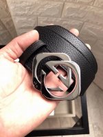 配全套包装盒古驰：原单头层小牛皮腰带采用热压制作，以获得野猪皮效果，内衬平纹牛皮底，营造织纹外观。饰以标志原单扣。专柜宽度3.8