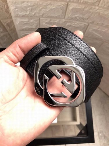 配全套包装盒古驰：原单头层小牛皮腰带采用热压制作，以获得野猪皮效果，内衬平纹牛皮底，营造织纹外观。饰以标志原单扣。专柜宽度3.8