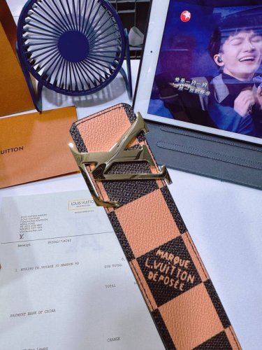 品名： Lv..路易..威登腰带皮带原单特 型号：挂扣，经典纯钢材质挂扣，头层牛皮，图片实物拍摄 材料：头层牛皮，挂扣系列，纯钢材质扣头，钯镀电