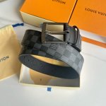 原版包裝 L0Uis Vuitt0N 今季新品 驢家男士原單腰帶 寬度40毫米 定制經典帆布面料內襯小牛皮荔枝紋壓花底 全新開模新型針扣五金。低調百搭款