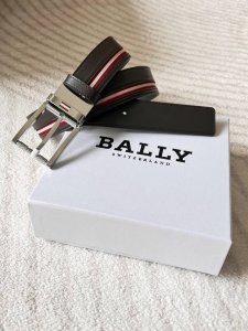 特 P200 Bally 巴利 男士休闲织布牛皮腰带 宽3.5Cm 这款Tamal 双面头层牛皮融入了永恒经典的红白条纹织布，且具有充满时尚感。正面饰有Ball