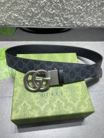 Gucci3.7高级人造帆布双面印花，双面使用配旋转扣，一侧为Gucci Signature皮革，反面一侧为单色皮革。