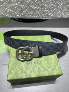 Gucci3.7高级人造帆布双面印花，双面使用配旋转扣，一侧为Gucci Signature皮革，反面一侧为单色皮革。