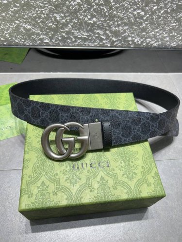 Gucci3.7高级人造帆布双面印花，双面使用配旋转扣，一侧为Gucci Signature皮革，反面一侧为单色皮革。