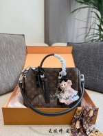 新款Speedy30 给Soft Speedy30配上了同款的拉布布，敲好看！ 大包装东西多了难免底部会下沉，包包随意松弛的酷酷感觉，敲轻薄又贴合，颜值直线上升