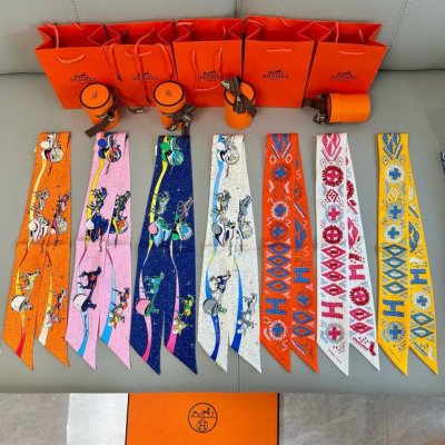 爱马仕Hermes “太空赛马”Twilly小丝巾 Twilly小丝巾 100%桑蚕丝 重磅18姆米斜纹面料 这款小巧的真丝配饰佩戴方式千变万化，可为您的日常造