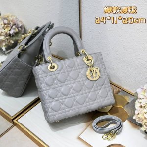 五格羊皮灰色 My Lady 全新做法，袋口翻盖，单肩手提包经典款单肩斜挎英国皇室戴妃包，可拆卸的真皮肩带，手感柔软超细腻，舒适又不失优雅，时尚简约设计，包包大