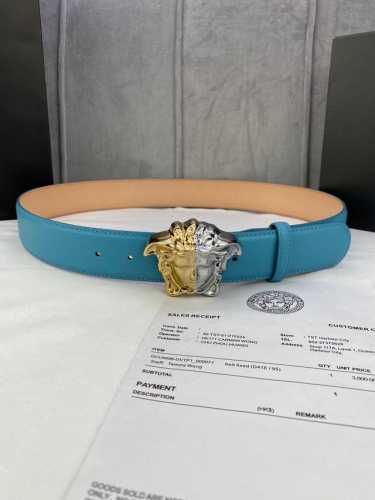 特 宽度4.0Cm Versace 范思哲 此款柔软的皮带饰有金、银双色3D美杜莎腰带扣，可搭配正装或休闲牛仔装。