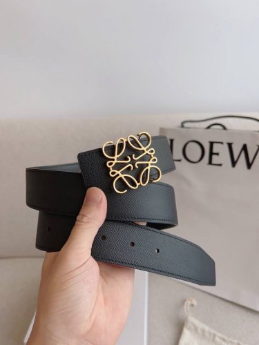 Loewe.罗意威 全套包装 产品打造成兼具实用性及独特性的时尚精品。Loewe罗意威采用卓越工艺，简约造型，精美材质质量，致力打造针对不同生活领域的时