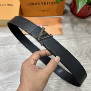 图片包装 Lv.路易威登 宽40Mm双面原版小牛皮 搭配单钌钯电镀扣 完美的手感.油边 出众的设计.风格 高贵奢华 时尚大方 高清实拍 货真价实 品质保证 双面