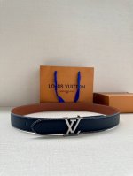 3.4宽 本款 Lv Shield 双面腰带出自 秋冬时装秀 字母与 Monogram 花卉，展现西部牛仔的灵感启发。双重缝线穿梭于皮革内外两侧，成就多种造型可
