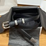 凯旋门女士腰带 这款采用牛皮革底部采用牛剖层革，圆形搭扣，2个金属环扣和1个金属尖头装饰，第一个圆环底部镌刻品牌标志. 宽度1.8Cm