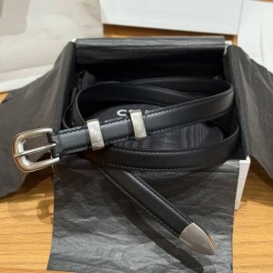 凯旋门女士腰带 这款采用牛皮革底部采用牛剖层革，圆形搭扣，2个金属环扣和1个金属尖头装饰，第一个圆环底部镌刻品牌标志. 宽度1.8Cm
