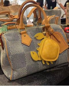 官网新品 热卖Louis Vuitton 路易威登Lv 小螃蟹耳机包钥匙扣挂件挂饰 Lv钥匙包蓝牙耳机包 可放耳机 零钱等小物件 以玲珑之姿复刻路易威登备受青睐