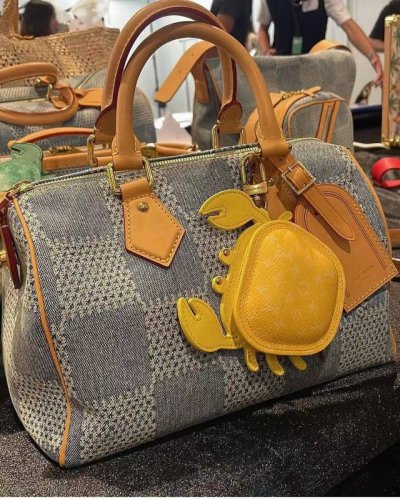 官网新品 热卖Louis Vuitton 路易威登Lv 小螃蟹耳机包钥匙扣挂件挂饰 Lv钥匙包蓝牙耳机包 可放耳机 零钱等小物件 以玲珑之姿复刻路易威登备受青睐