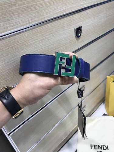 配送专柜包装 打孔针 特 宽40Mm，原单进口双面头层牛皮，搭配原单钌钯电镀F双色扣，手感.油边近乎完美，原产皮料定制，质感无可挑剔，出众的细节，高清实拍，货真