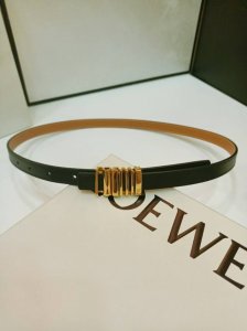 特 P190 Loewe 光滑牛皮革腰带，侧面饰以金属Loewe标志，宽1.5Cm，五孔调节。