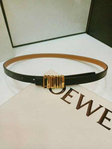 特 P190 Loewe 光滑牛皮革腰带，侧面饰以金属Loewe标志，宽1.5Cm，五孔调节。