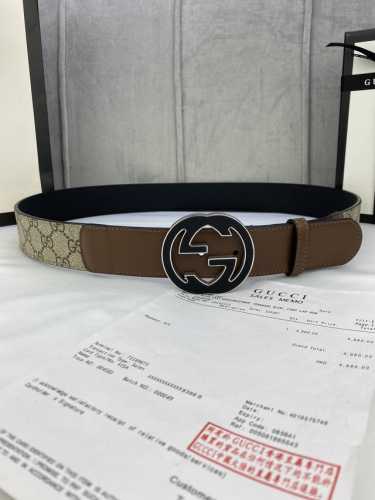 p210 宽度4.0Cm Gucci 这款腰带在春夏系列中惊艳亮相，采用以标志性米色/乌木色组合呈现的品牌双G精品钢扣字母交织图案，与黑色皮革材质相得益彰。双G
