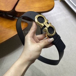 特 ：配送专柜全套礼盒包装。 男士费拉，支持Nfc扫描！头层牛皮 ，百搭大方，宽3.5Cm 官网同步，纯铜金属标识。该皮带可调节，且能根据需要剪裁，达到修身效果