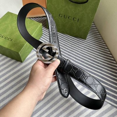 特 Gucci 黑色Signature压花，尾部内镶双G立体五金，宽度4.0Cm 纯钢经典大饼扣花纹新工艺。