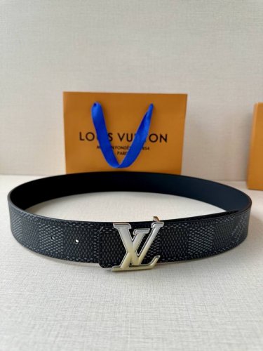 4.0宽作为路易威登备受喜爱的设计之一，Lv Initiales 双面腰带此次拼接明亮牛皮革和 Monogram Eclipse 帆布，以抛光 Lv 字母烤漆间