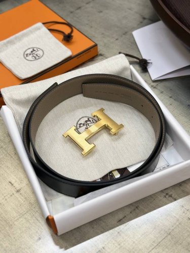 特 Hermes爱马仕 全套包装 宽度3.8Cm 进口双面原版牛皮荔枝纹带身，配搭经典H钢扣 可双面使用；欣赏享用完美的设计和优质的皮料精细工艺，不容错过的产品