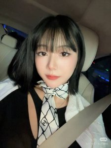 最新小红书 专柜同款！香奈儿束发带 飘带款！可当小围巾，绑头发，绑手袋，绑在手腕装饰！多功能随便你搭配！双面斜纹真丝！规格6*120！