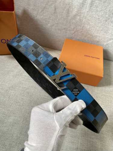 4.0宽 Initiales Everyday Lv 双面腰带令 Louis Vuitton 标识加入经典 Monogram 图案，再以丝滑小牛皮演绎沉稳一面，