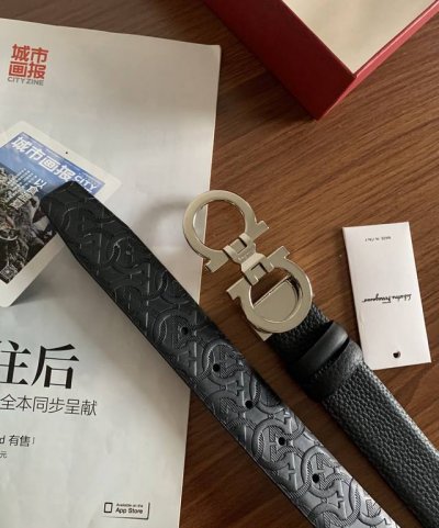 菲拉格慕 专柜新款压花皮带，搭配gancin纯铜扣，打造高雅考究的造型。宽3.5Cm，双面设计，长度可调节，达到量身定制般的修身效果。