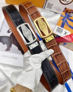 皮带：Lv..路易..威登顶级原单复刻. DDD 腰带：百分百头层牛皮，保证真皮。雕花镂空设计24K纯钢扣.永不掉色进口原厂鳄鱼皮纹路.纯手工双线缝制工艺双面两