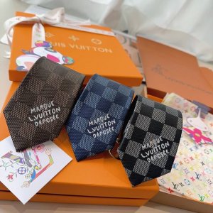 特 本款领带取材桑蚕丝装饰线混纺 汇聚创意总监pharrell Williams 设计的品牌元素 经典Damier图案可为晚装造型点亮瞩目一隅 Marque L