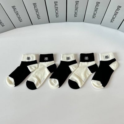 配专柜包装 DDD Balenciaga 巴黎世家 新款中短款堆堆袜袜子！一盒五双，专柜同步筒袜袜子，大牌出街，潮人必备超好搭 DDD
