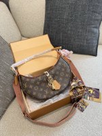 Lv新品 Looping 选一只你喜欢的月亮 新尺寸的Loop 全新来袭 搭配两款肩带 多种上身效果 自带包挂搭配 让包身造型不单调 #路易威登 #Lv #Lv